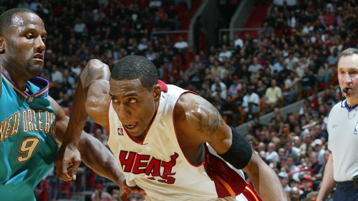 Rasual Butler, con el uniforme del Heat de Miami, penetra al aro ante los Hornets de New Orleans el 30 de marzo de 2004,  en el Juego 5 de la primera ronda de los playoffs.