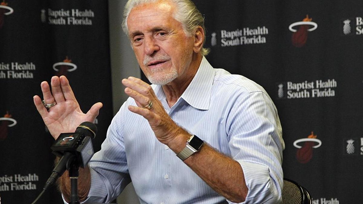El presidente del Heat Pat Riley explica el enfoque de la franquicia para la próxima temporada, el viernes en el AAA.