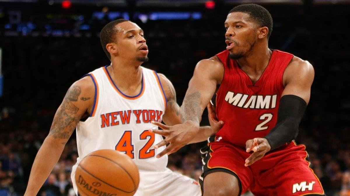 El jugador del Heat Joe Johnson (der.) trata de pasar la pelota ante la marca de Lance Thomas, de los Knicks, en el partido efectuado el domingo en Nueva York.