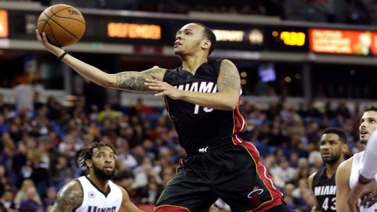 
El armador del Heat Shabazz Napier penetra al aro en la victoria del viernes ante los Kings en Sacramento.


