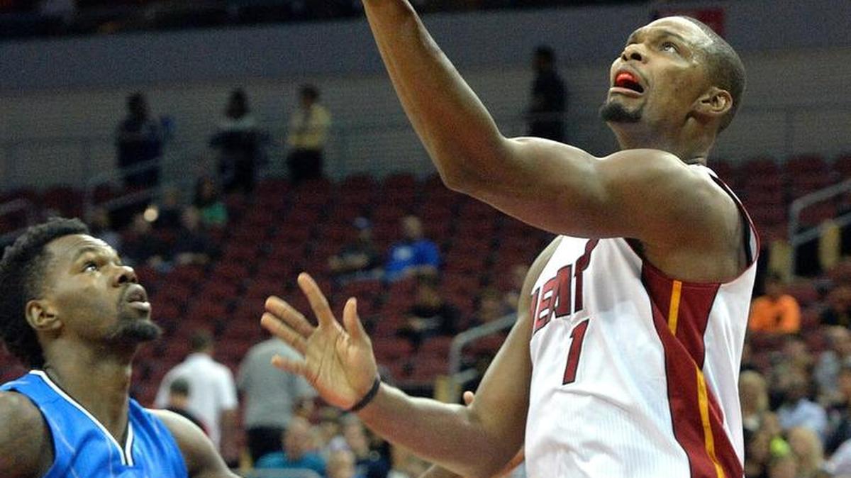 
Chris Bosh (1) del Heat intenta una canasta ante Dewayne Dedmon (3) del Magic.

