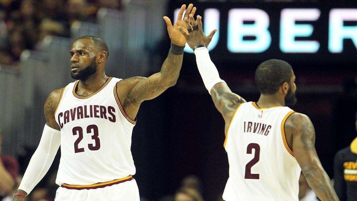 Los jugadores de los Cavaliers LeBron James (23) y Kyrie Irving (2) se saludan en el Juego 4 ante los Celtics el pasado 23 de mayo en Cleveland.