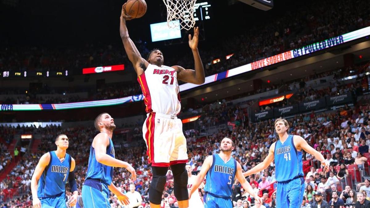 Hassan Whiteside se dispone a clavar la bola sobre la mirada de Dwight Powell (7), Chandler Parsons (25), J.J. Barea (5) y Dirk Nowitzki (41), de los Mavericks, la noche del jueves en el triunfo del Heat en el AmericanAirlines Arena.