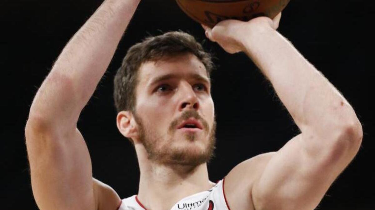 El armador del Heat Goran Dragic tira al aro en el juego contra los Lakers este 16 de marzo en el Staple Center de LA.