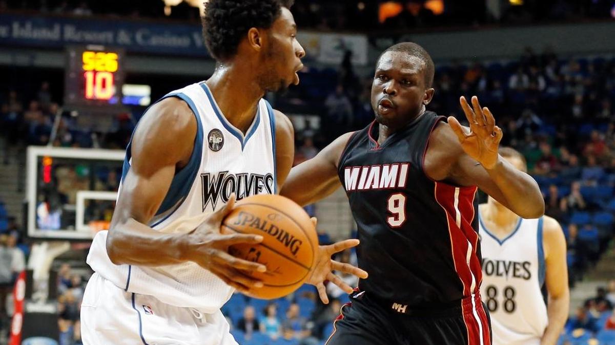Andrew Wiggins, de los Timberwolves, controla la bola frente a Luol Deng, del Heat, la noche del jueves 5 de noviembre del 2015, en Minneapolis.