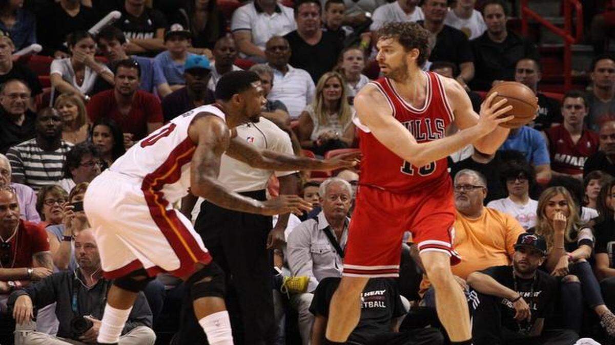 
Udonis Haslem, del Heat, mira a Paul Gasol, de los Bulls, la noche del jueves en la AmericanAirlines Arena en Miami.
