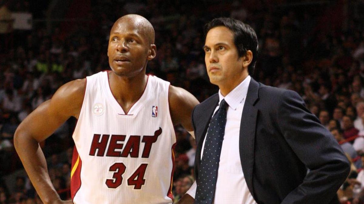 Ray Allen, del Miami Heat, habla con el coach Erik Spoelstra en el segundo tiempo durante un juego contra los Suns de Phoenix en el AmericanAirlines Arena, en noviembre del 2012.