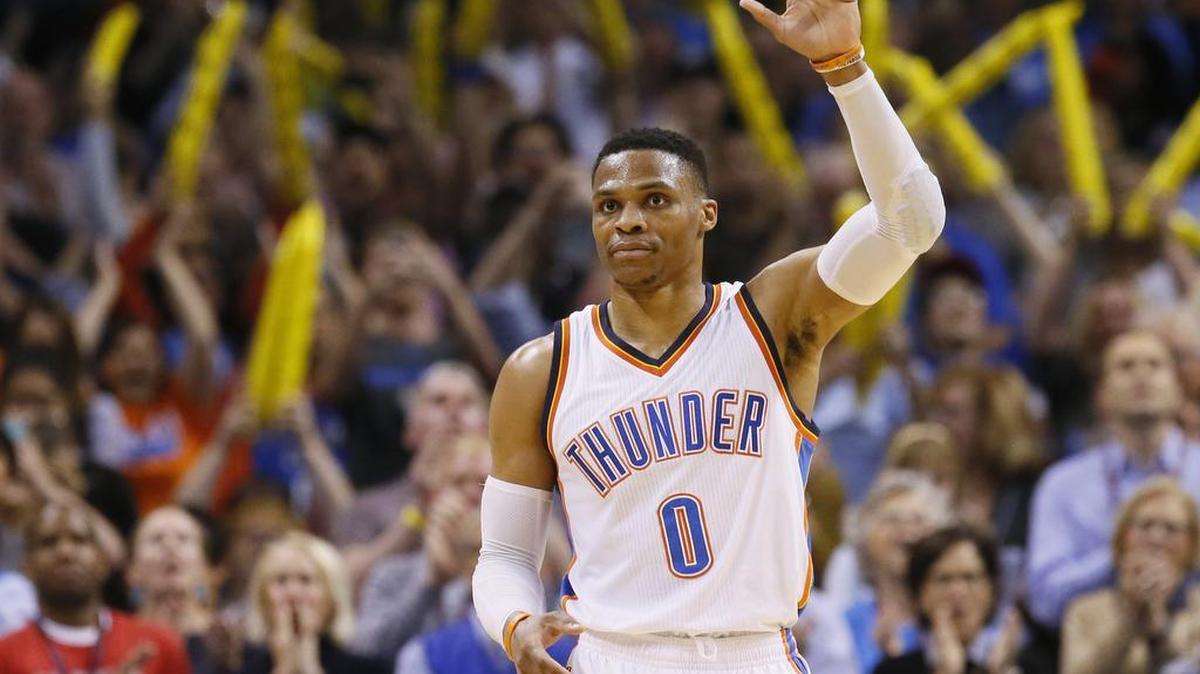 El armador de Oklahoma Russell Westbrook superó en la votación de Jugador Más Valioso a la estrella de los Rockets de Houston, James Harden, y al astro de los Spurs de San Antonio, Kawhi Leonard.
