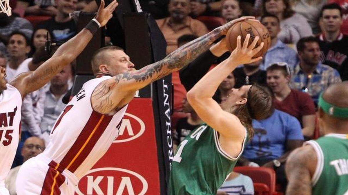 
Chris Andersen, del Heat, bloquea a Kelly Olynyk, de los Celtics, la noche del lunes en Miami.
