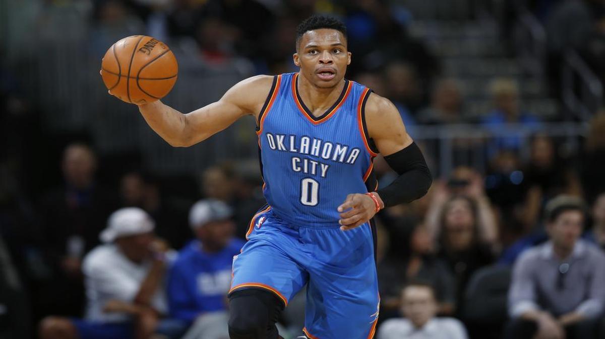 El armador del Thunder Russell Westbrook recupera un balón perdido en el partido ante los Nuggets de Denver, el 5 de abril de 2016. 