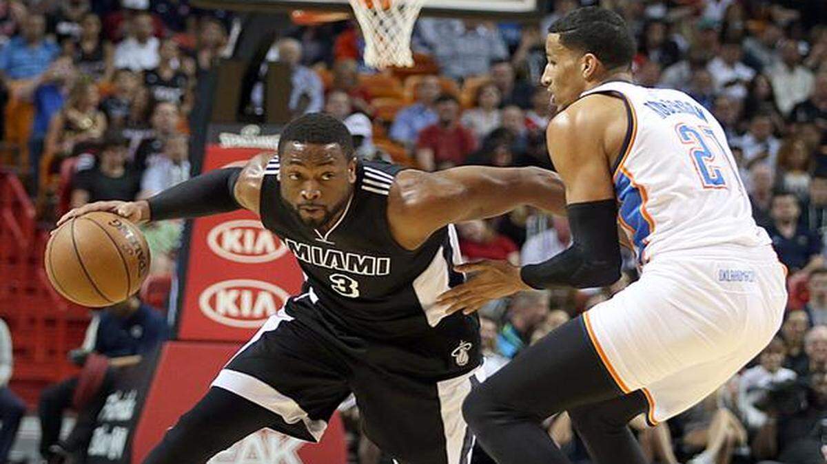 
Dwyane Wade (izq.) anotó 18 puntos y fue la máxima figura a la ofensiva por el Heat, en el partido del martes contra el Thunder.


