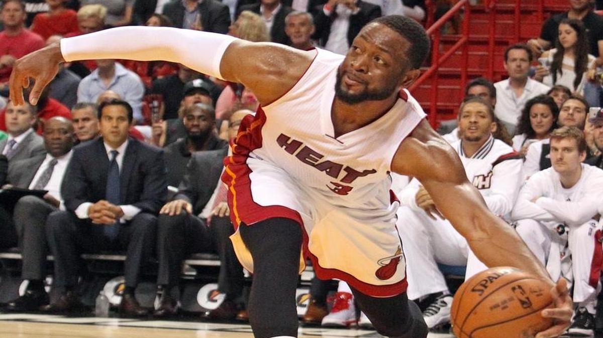 
Dwyane Wade trata de asegurar la bola, en un juego con el Heat, en abril del 2015 en Miami.
