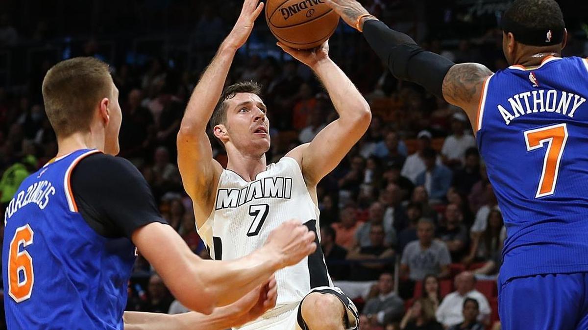 Goran Dragic (7), del Heat, apunta para disparar marcado por Kristaps Porzingis y Carmelo Anthony (7), de los Knicks de Nueva York, en el primer cuarto del juego en el AmericanAirlines Arena en Miami, la noche del martes 6 de diciembre del 2016.