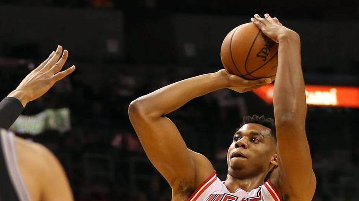 El centro del Heat Hassan Whiteside tira al aro antes de ser expulsado en el choque del martes contra los Spurs en el AAA.