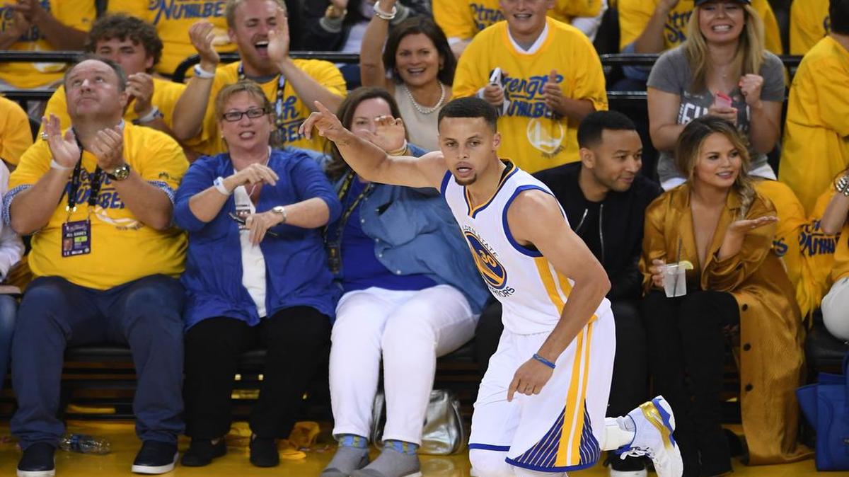 Stephen Curry anotó 11 puntos y Klay Thompson 9, pero los suplentes de Golden State apuntaron 45 unidades, suficientes para que los “Splash Brothers’’ guardaran energías para el segundo partido de la serie que se efectuará el domingo en el Oracle Center.