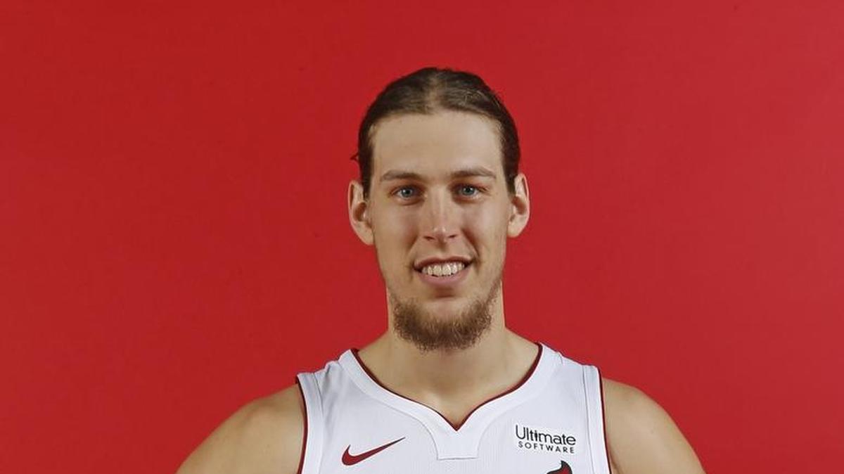 El centro del Heat Kelly Olynyk posa el Día de la Prensa en American Airlines Arena.
