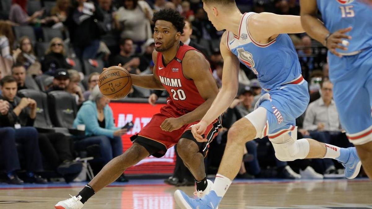 El delantero del Heat Justise Winslow dribla el balón ante el defensa de los Kings Bogdan Bogdanovic este 14 de marzo en Sacramento.