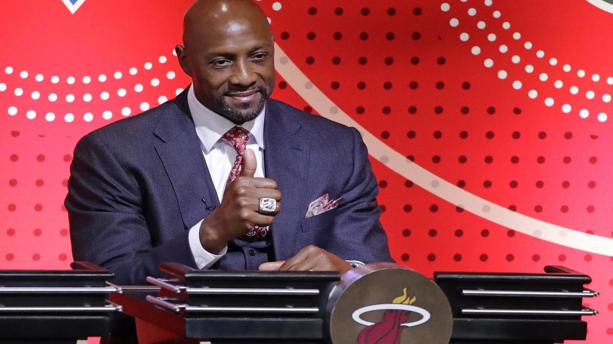 El representante del Heat Alonzo Mourning saluda cuando es anunciado en el sorteo del Draft 2017, este martes en Nueva York.