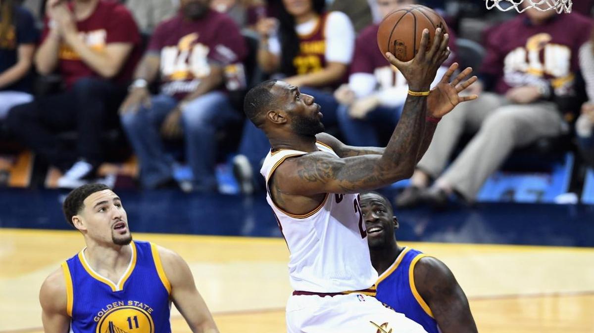LeBron James entra al aro por los Cavaliers en el tercer juego de la Final de la NBA ante los Warriors, celebrado el 8 de junio del 2016 en Cleveland.