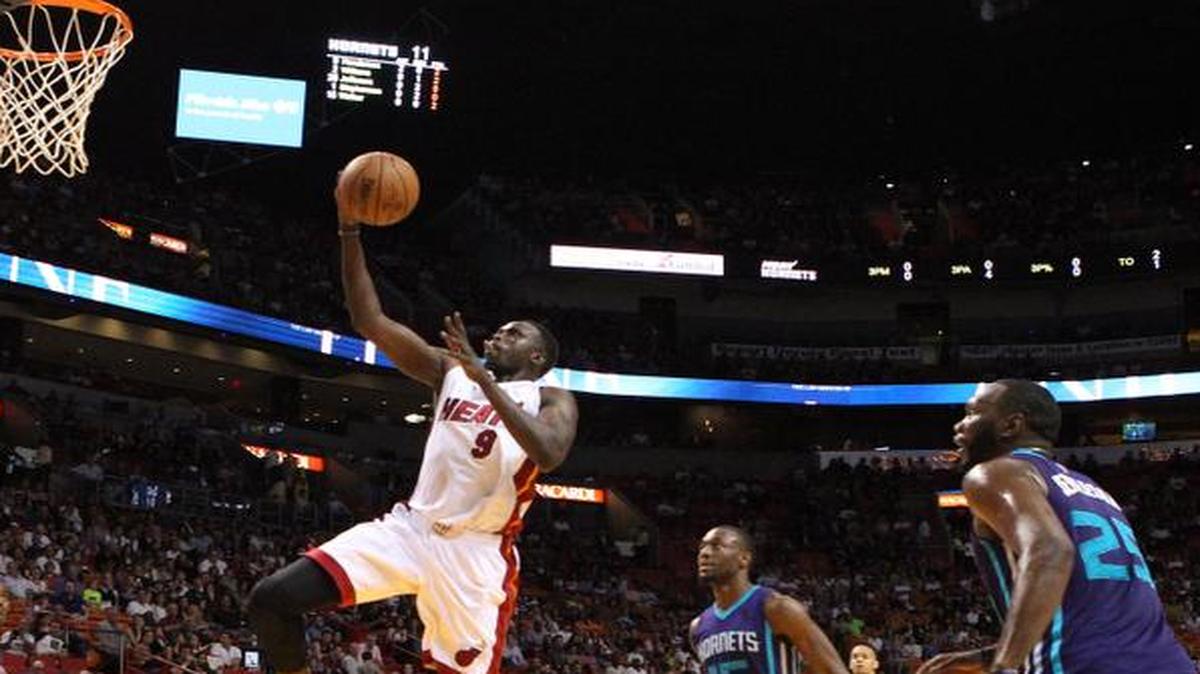 
Loul Deng (izq.) hilvanó 26 puntos y fue el máximo anotador por el Heat en el juego ante los Hornets, el domingo.


