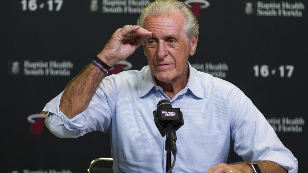 El presidente del Heat Pat Riley habla a los medios el jueves en el American Airlines Arena tras esgoger a Dan Adebayo en el Draft 2017.