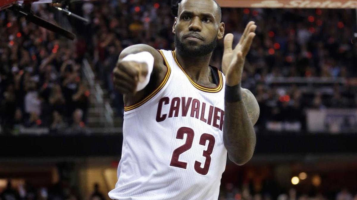 LeBron James, de los Cavaliers, celebra una canasta en el Juego 4 de las Finales de la NBA contra los Warriors el 9 de junio del 2017 en Cleveland.