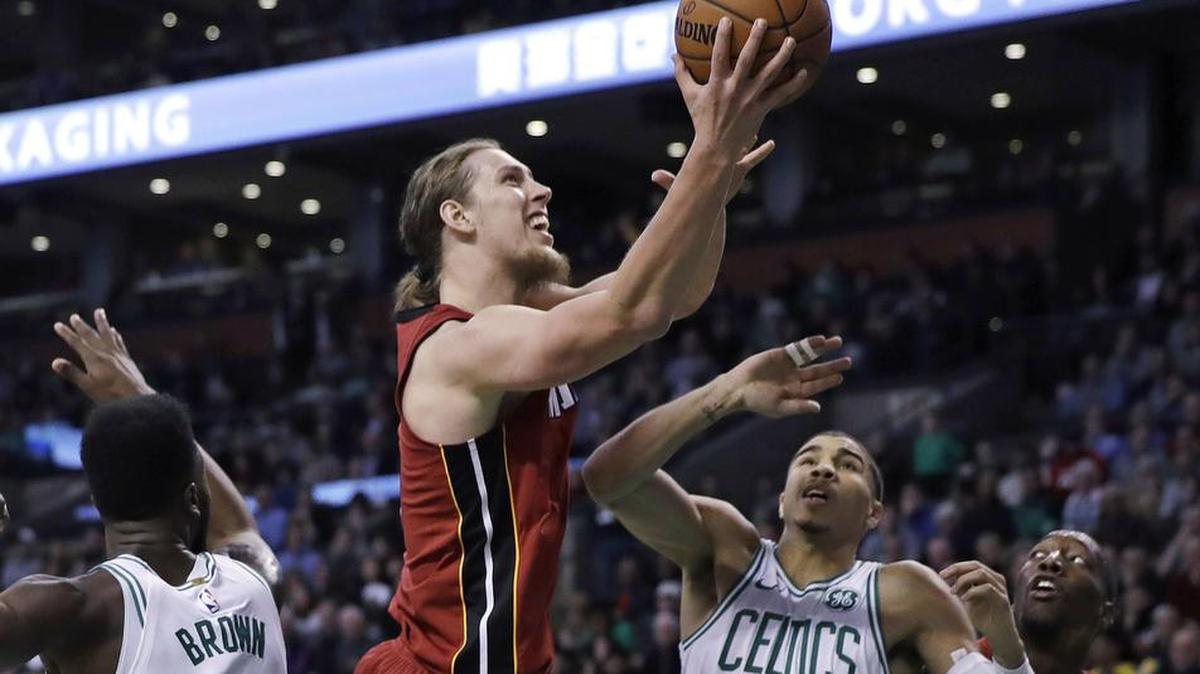 El centro del Heat Kelly Olynyk tira al aro y anota dos de sus 32 puntos ante la marca de Jaylen Brown (7) y Jayson Tatum la noche del miércoles en Boston.