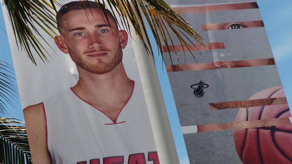 Bandera del Heat con el agente libre Gordon Hayward con la camiseta del equipo de Miami en el AAA, el sábado.