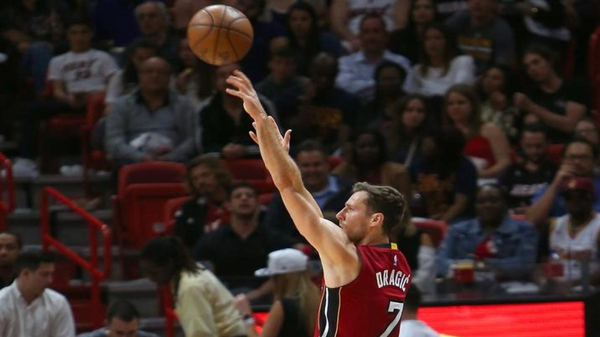Goran Dragic realiza un tiro de tres puntos por el Heat en el partido ante los Cavaliers, el 4 de marzo del 2017.