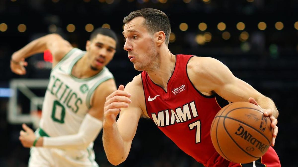 El armador del Heat Goran Dragic trata de escapar de la marca del delantero de los Celtics Jayson Tatum, el lunes en el TD Garden de Boston.