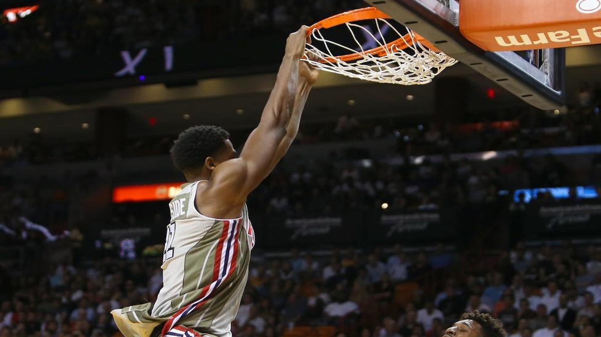 Hassan Whiteside clava una pelota por el Heat en el partido contra los Lakers, el 10 de noviembre del 2015 en Miami.