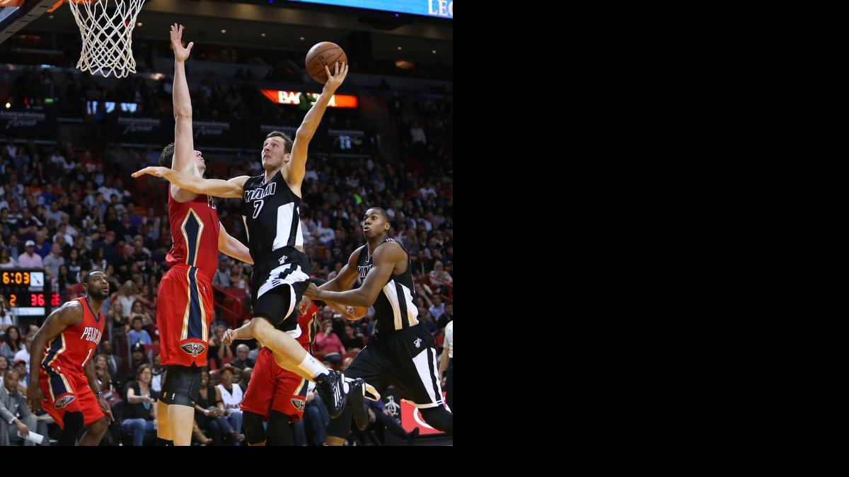 
Goran Dragic lanza en su debut con el Heat, el sábado en la AAA en Miami, contra los Pelicans.
