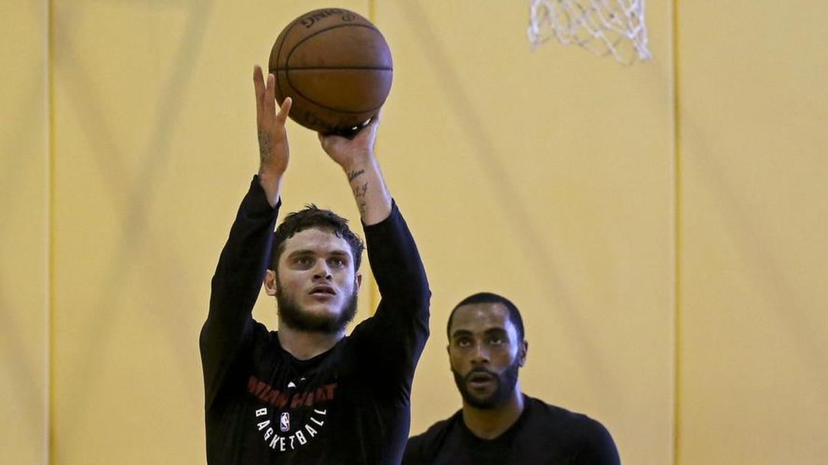 Tyler Johnson (izq.) y Wayne Ellington estarán fuera de la alineación del Heat al presentar sendas contusiones en el cuadríceps que les impide jugar.