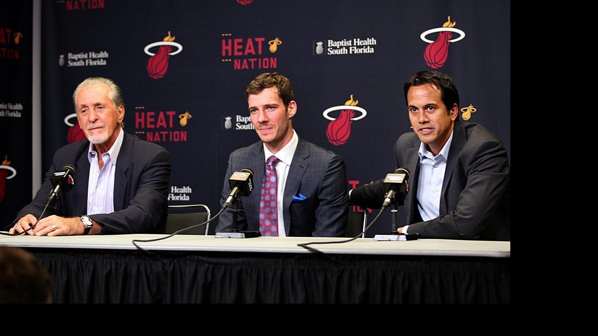 
Goran Dragic flanqueado por el presidente Pat Riley (izq.) y el entrenador Erik Spoelstra, el jueves.
