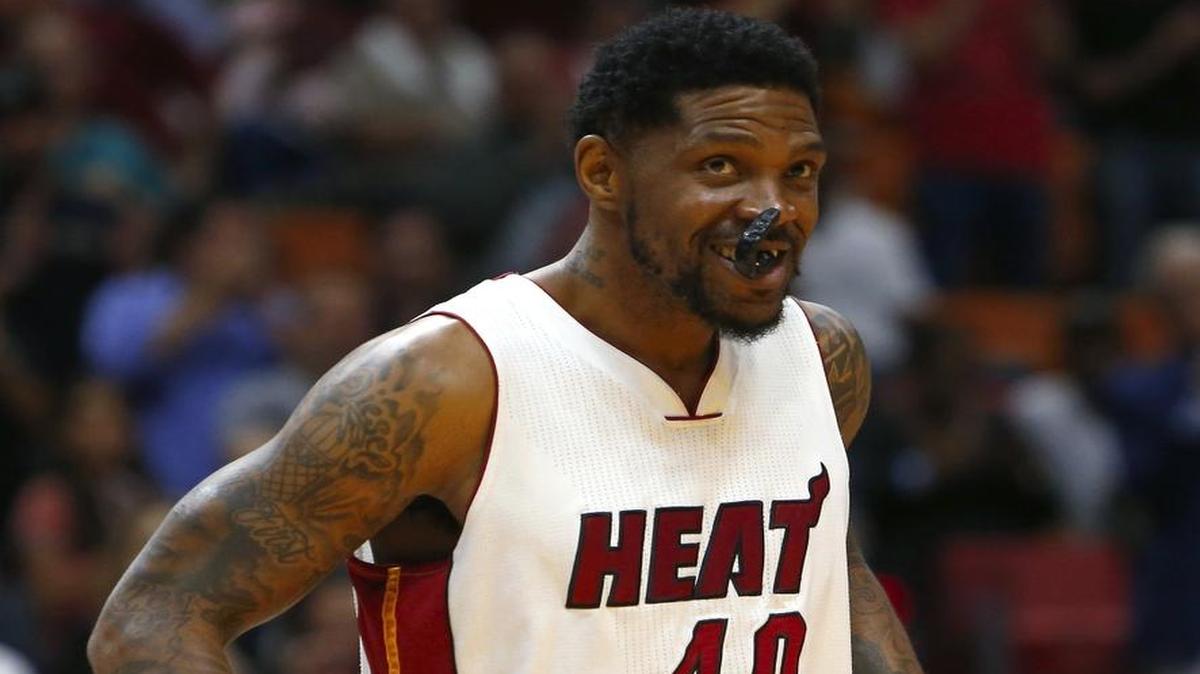 El capitán del Heat Udonis Haslem recibe una ovación en el AAA al entrar en el cuarto parcial en el último juego de la temporada el 12 de abril.