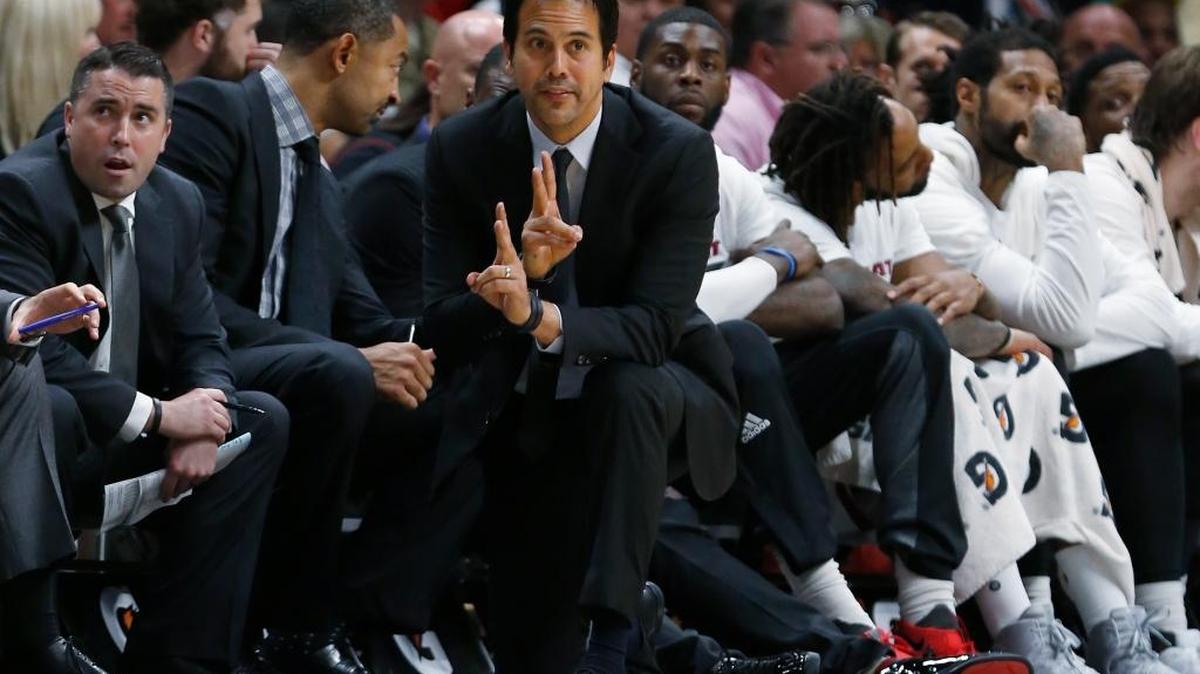 El entrenador del Heat Erik Spoelstra imparte instrucciones durante el partido contra los Celtics de Boston, en Miami en noviembre pasado; a la derecha está James Johnson.