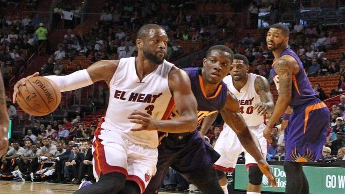 
El jugador del Heat Dwyane Wade (#3) va rumbo al aro marcado en el partido del lunes ante los Suns.


