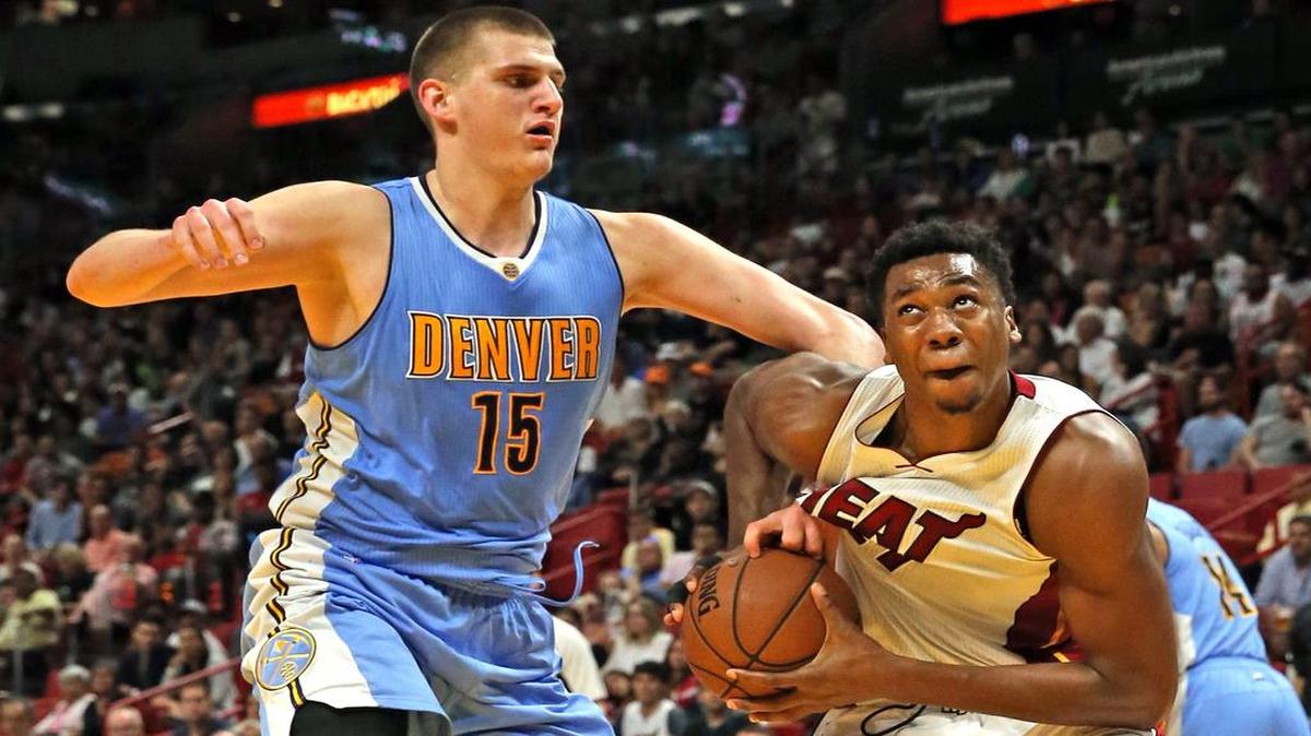 Hassan Whiteside (der.), del Heat, trata de lanzar sobre Nikola Jokic, de los Nuggets, en el segundo periodo en el AmericanAirlines Arena, en Miami, Florida, la noche del domingo 2 de abril del 2017.