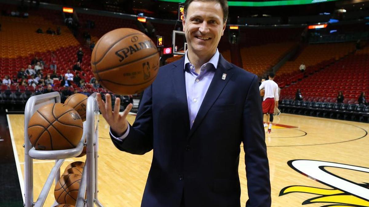 El vicepresidente de la NBA para Latinoamérica Philippe Moggio aseguró que la liga entra a más de 55 millones de hogares en la región a través de ESPN, DirecTV Sport, y a nivel local en Brasil, México y Argentina. Moggio posa antes del partido del Heat contra los Bucks, el martes en Miami.
