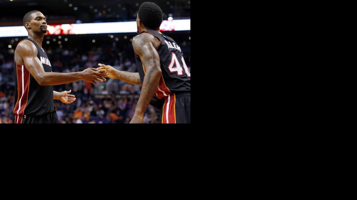 
El centro del Heat Chris Bosh (izq.) saluda a su sustituto Udonis Haslem en el choque del martes ante los Suns.


