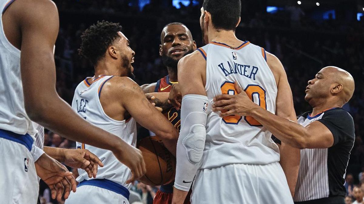 LeBron James, de los Cavaliers, discute con Enes Kanter, de los Knicks, este lunes en Nueva York.