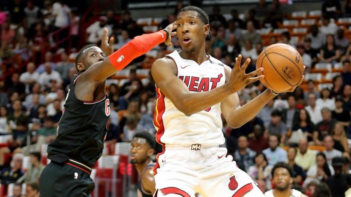 El delantero Josh Richardson (der.), quien lideró el ataque del Heat con 22 puntos, intenta pasar el balón ante la marca del jugador de los Bulls Jerian Grant este jueves en el American Airlines Arena.