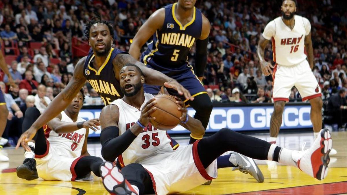 Willie Reed (35), del Heat, recupera una bola perdida. Atrás queda Rakeem Christmas (25), de los Pacers, la noche del sábado 25 de febrero del 2017, en Miami.