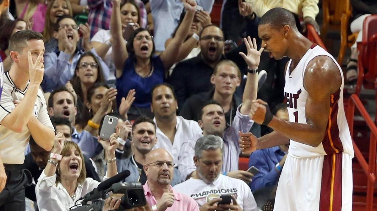 CHRIS BOSH celebra una canasta contra los Kings de Sacramento el jueves en la Arena American Airlines.
