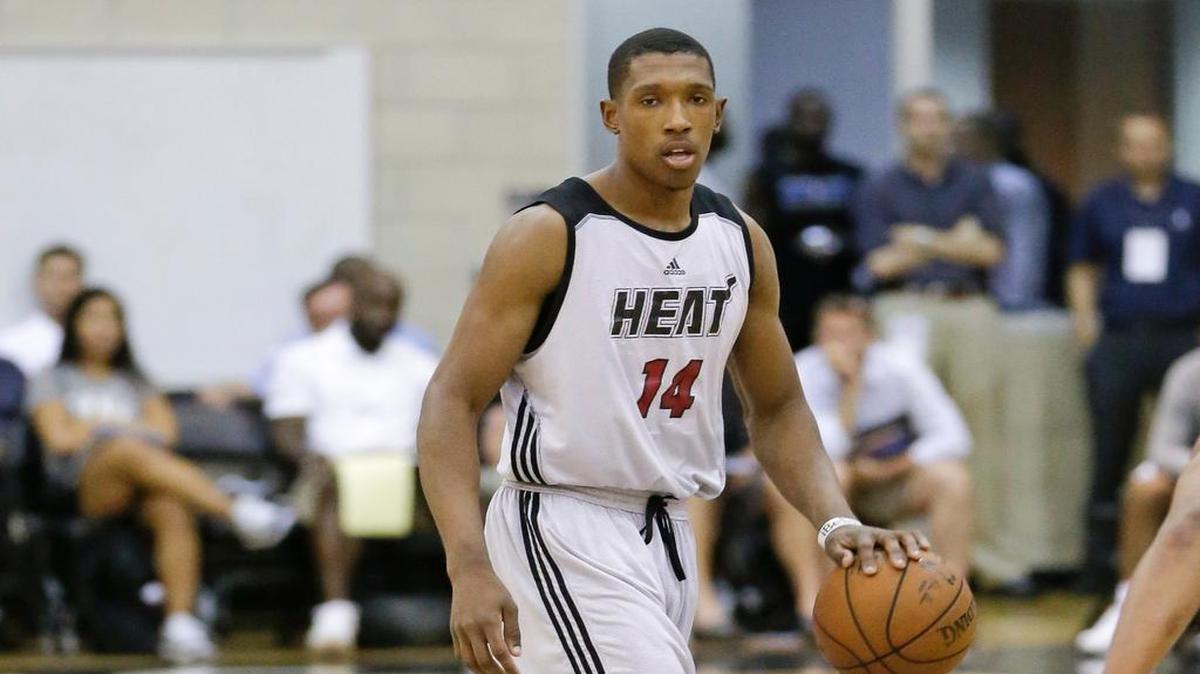 
Josh Richardson conduce el balón en un partido del Heat contra los Clippers en la Liga de Verano, el 8 de julio del 2015.
