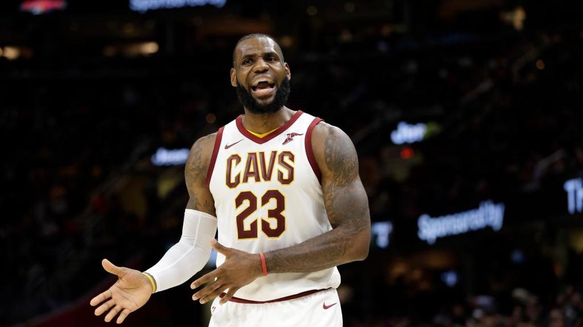 LeBron James anotó 33 puntos este jueves en Houston y se fue con las manos vacías.