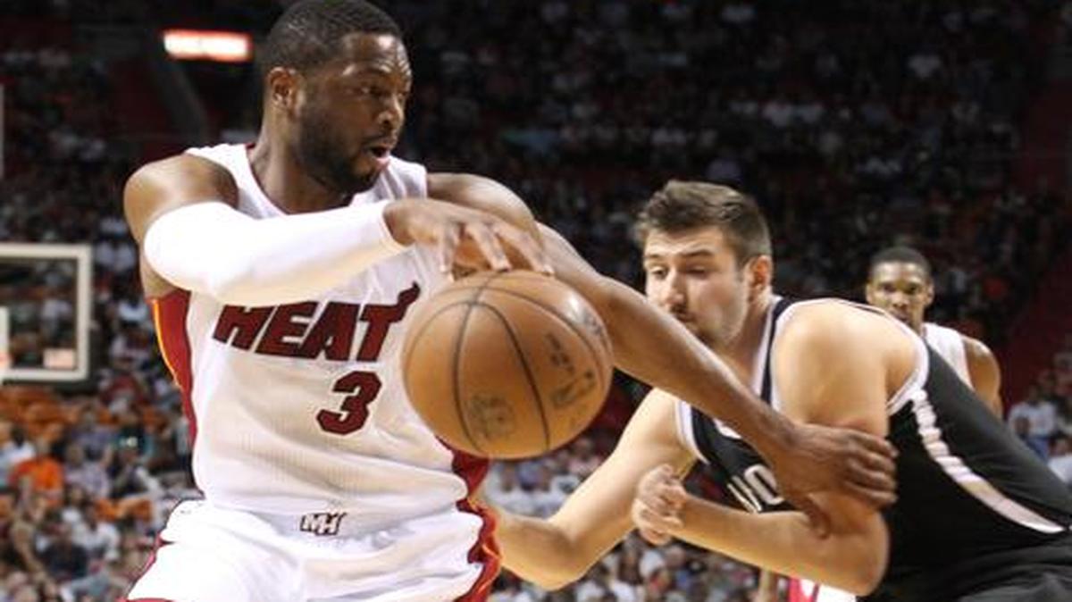 
Dwyane Wade (3) controla el balón ante la marcación de Sergey Karasev, de los Nets, en el triunfo del Heat, el domingo.
