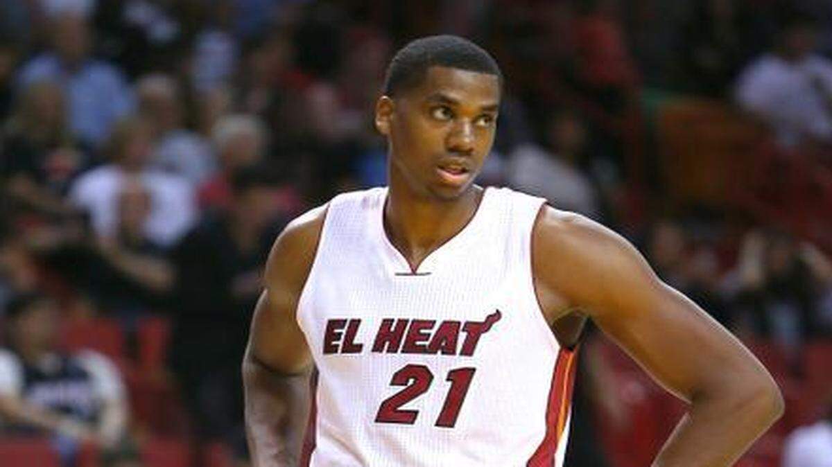 
Hassan Whiteside fue suspendido por un partido sin salario después de su segunda expulsión en la NBA. El centro del Heat agredió al jugador de los Celtics Kelly Olynyk el pasado lunes 9 de marzo en Miami.
