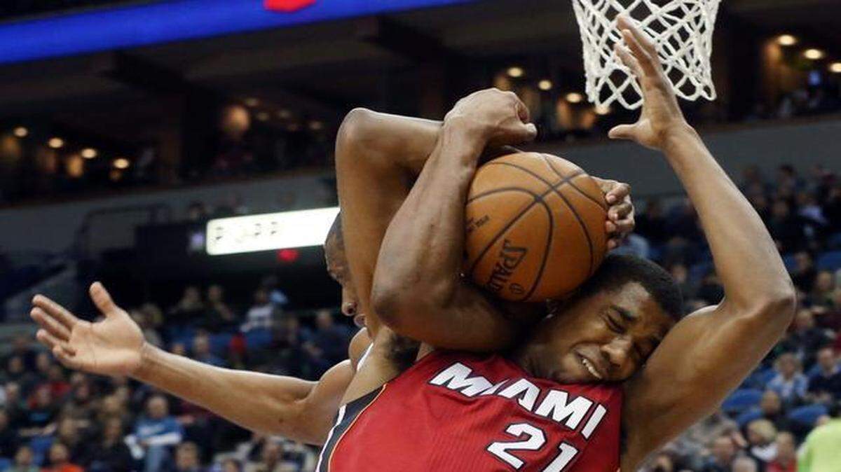 
El jugador del Heat Hassan Whiteside (der.) lucha por la pelota con Andrew Wiggins, de los Timberwolves, en el partido del miércoles 4 de febrero del 2015 en Minnesota.


