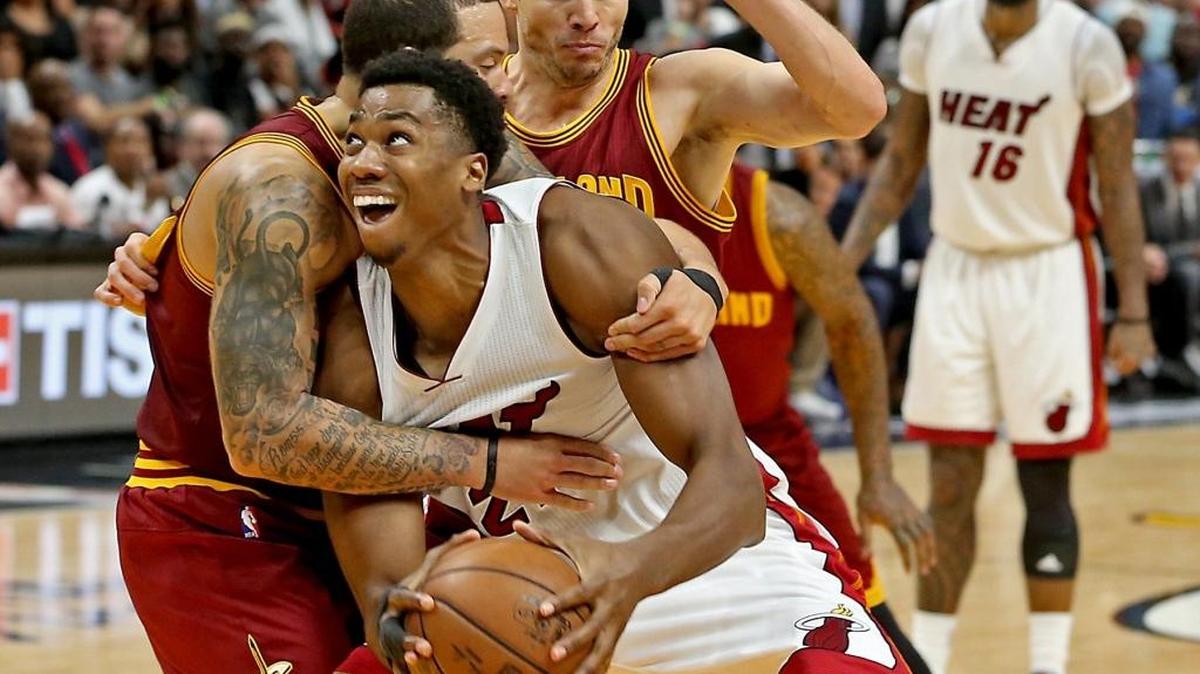 Hassan Whiteside (21), del Heat, trata de escapar de la marcación de los Cavaliers, el lunes 10 de abril del 2017 en Miami.